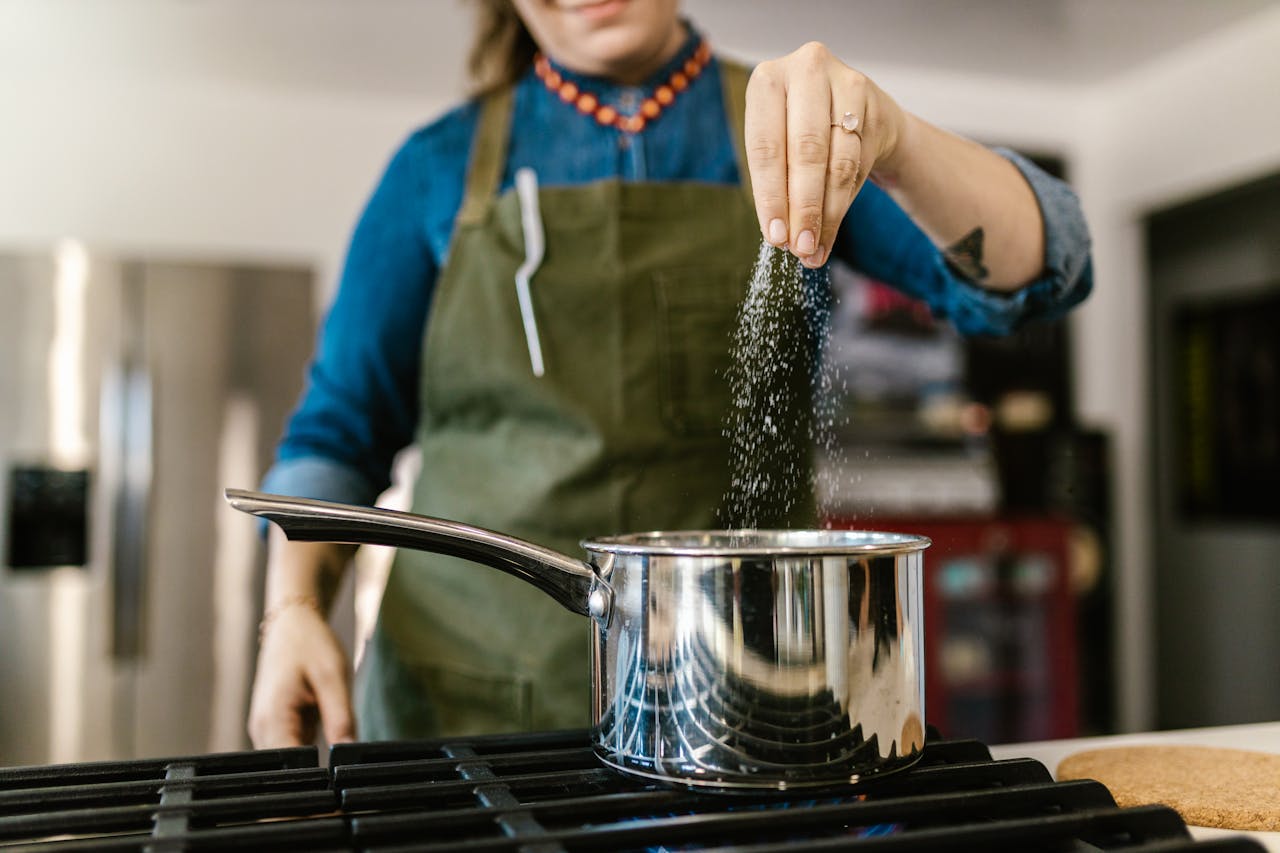Sal en agua de cocción: impacto real y tradición culinaria