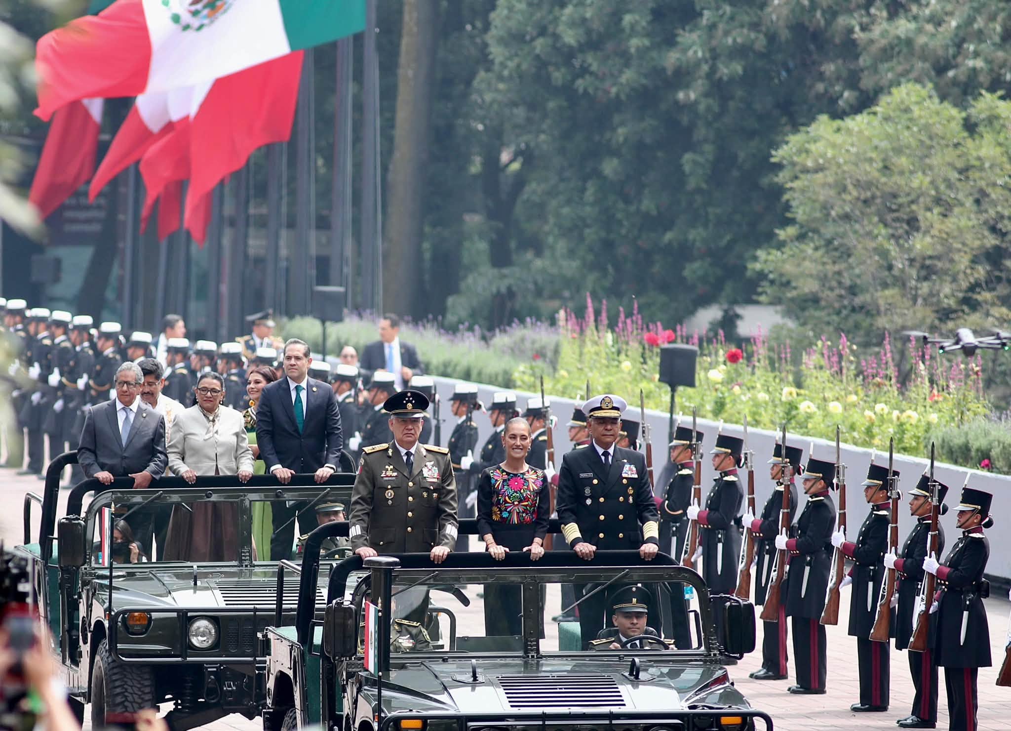 179 años después, Sheinbaum entrega seis espadines en Chapultepec