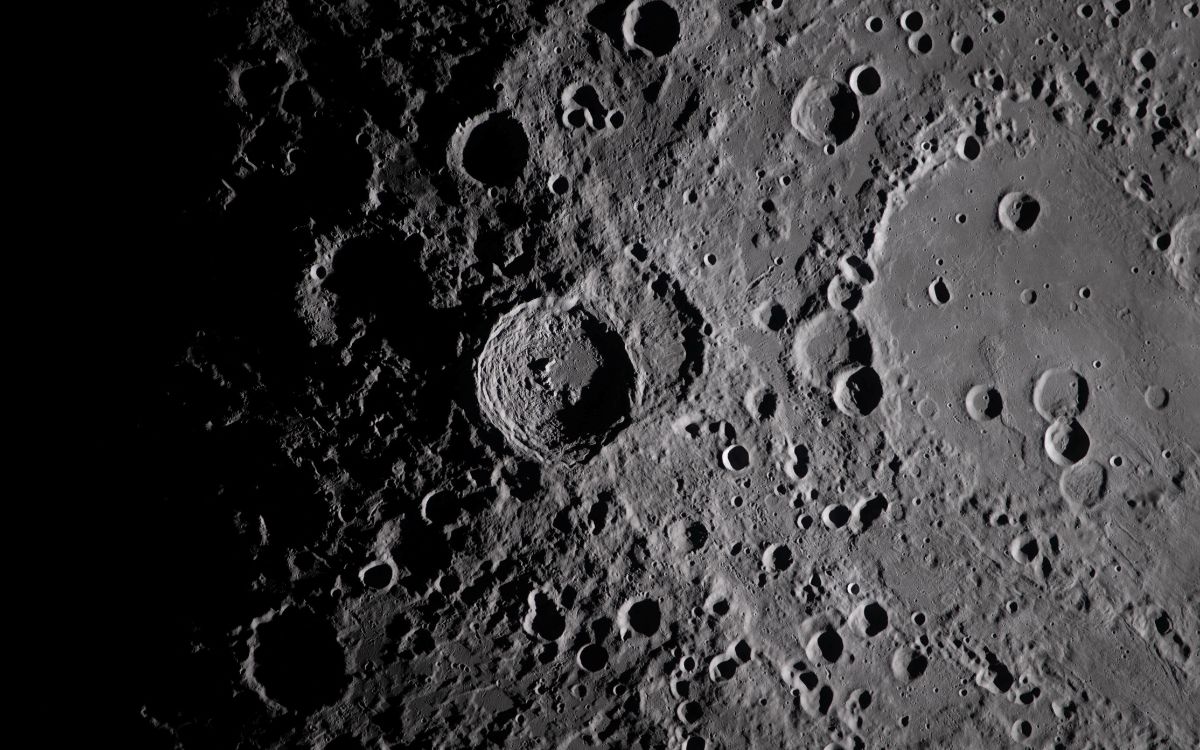 La NASA descubre un cráter recién formado en la Luna: un fenómeno que ocurre una vez por siglo