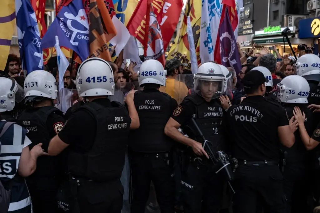 Detienen a decenas de manifestantes LGBT+ durante protesta en Turquía