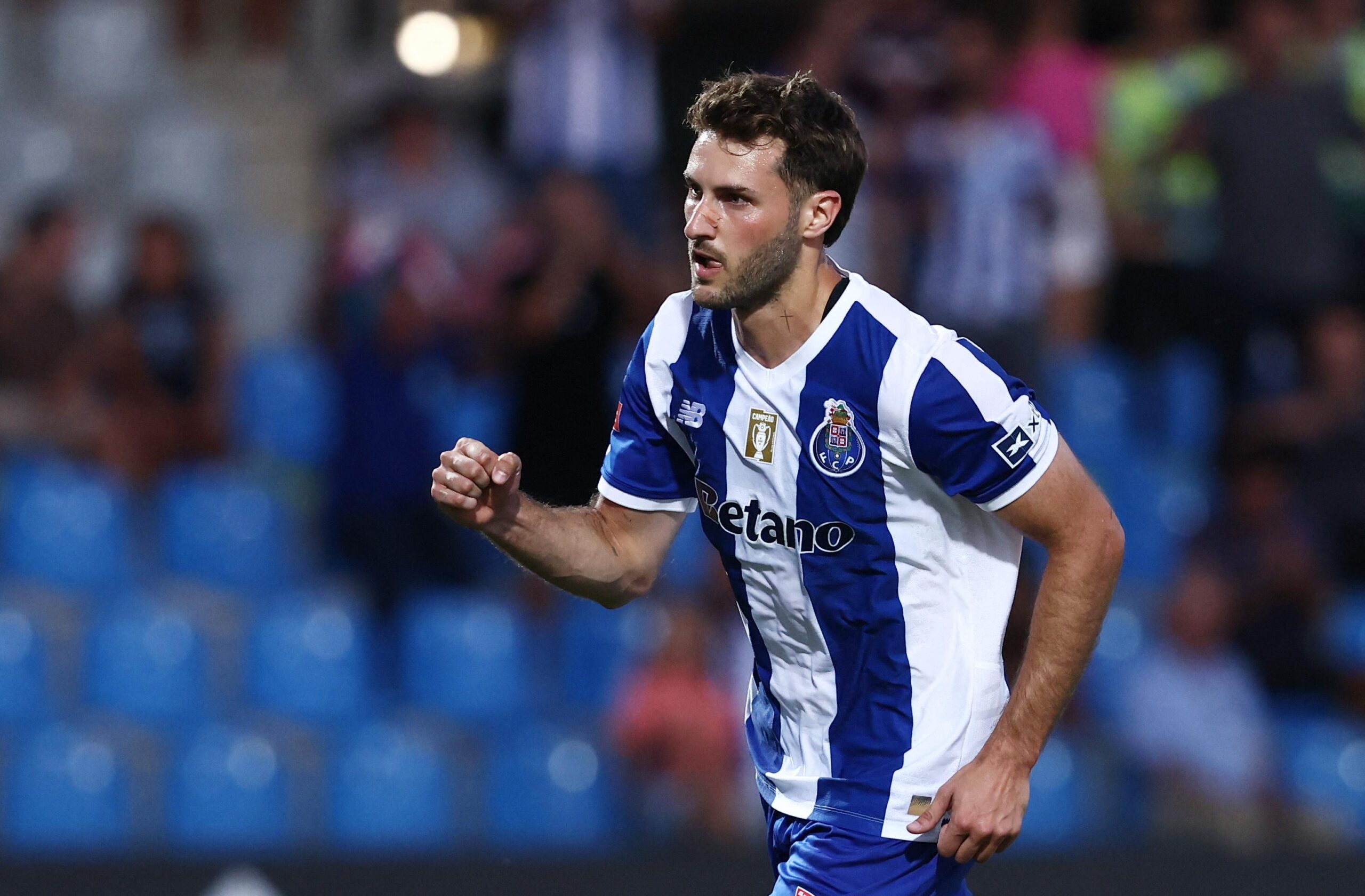 Santiago Giménez marca con Porto y llega a 100 goles como profesional
