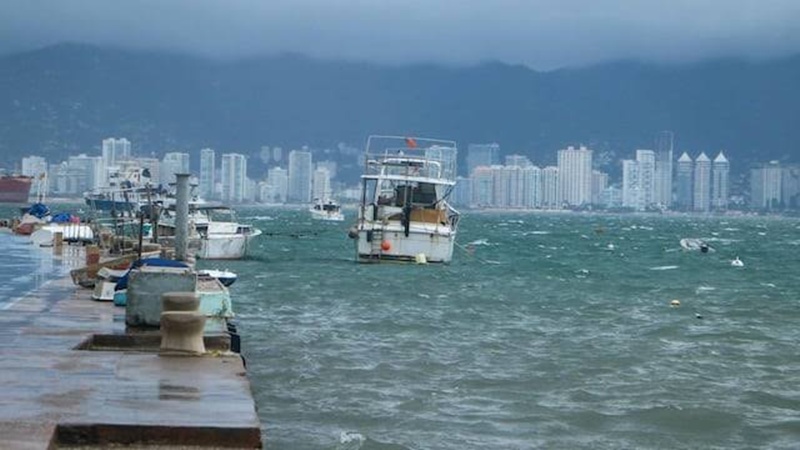 Marina cierra puertos ante avance del huracán Polo