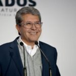 Ricardo Monreal habla frente a dos micrófonos durante un acto público.