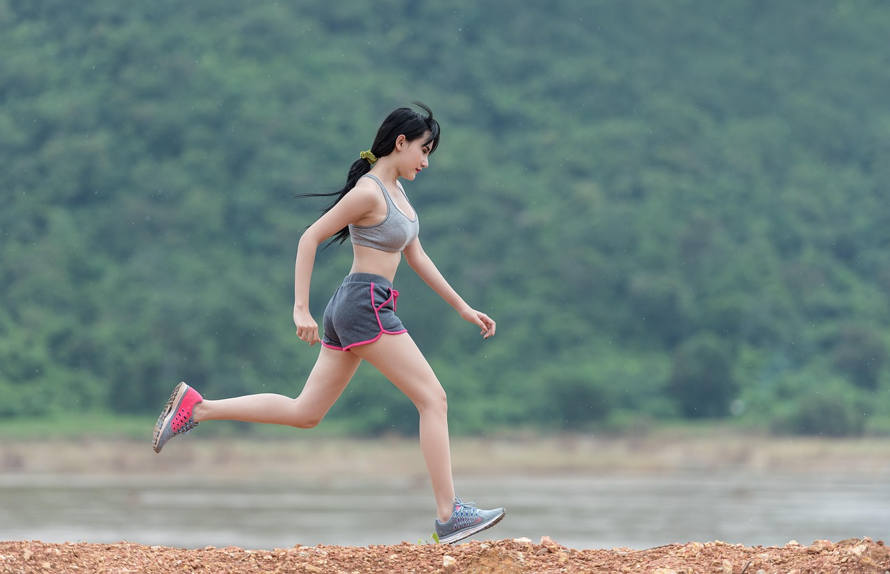 Correr en cinta no es igual que hacerlo en la calle: un estudio revela cuánto cambia el impacto en las piernas